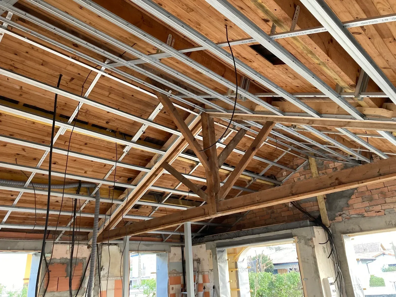 Ossature métallique de faux plafond sous charpente bois, en rénovation