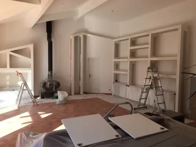 Bibliothèque et habillage de cheminée en BA13, en cours de réalisation