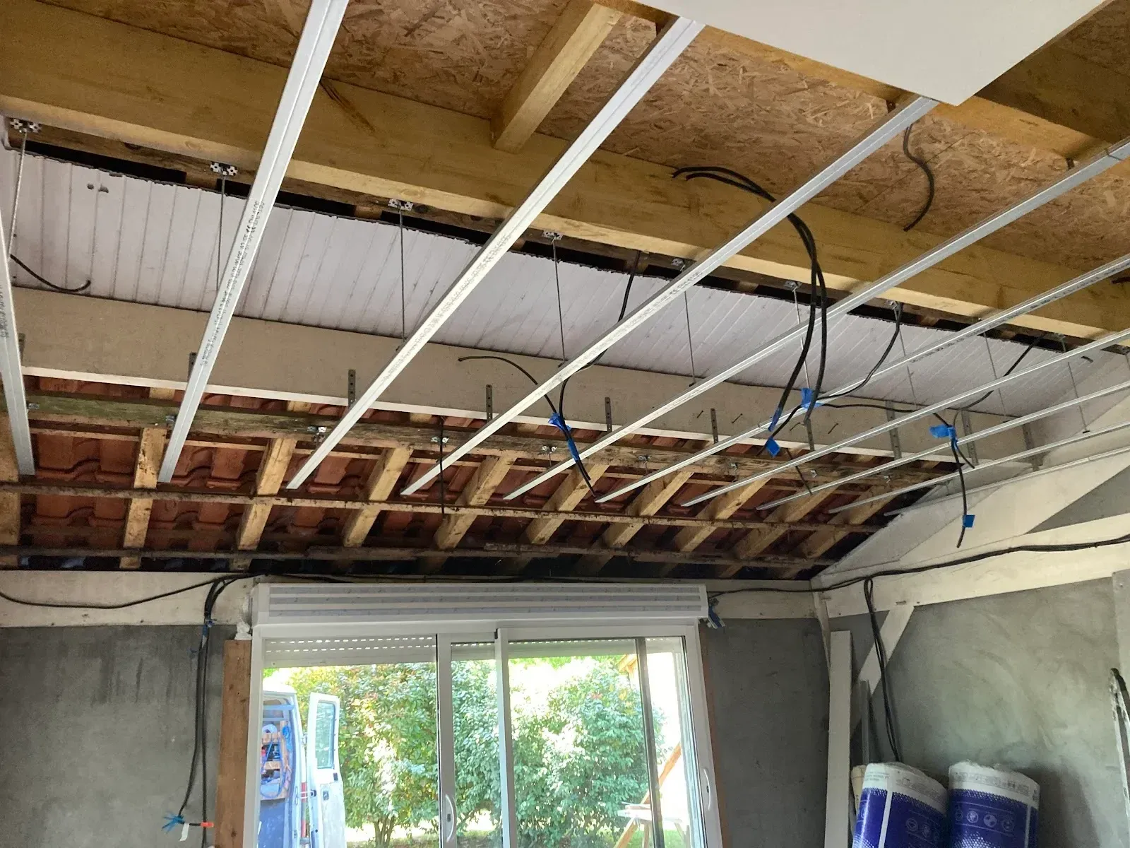 Rénovation complète d’un plafond : ossature métallique posée